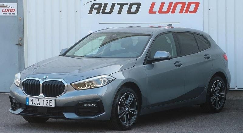 Grå (gråmetallic) Begagnad 2022 BMW 118 Sport Line Halvkombi | 265 000 kr (Marknadspris) - Bild 1/4