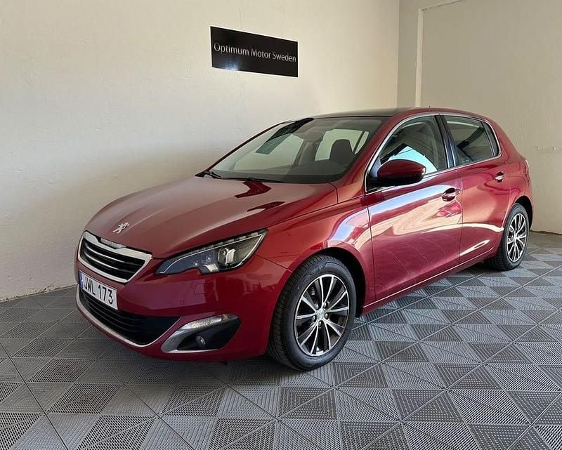 Mörkröd (röd) Begagnad 2015 Peugeot 308 Allure Halvkombi | 90 900 kr (Marknadspris) - Bild 1/4