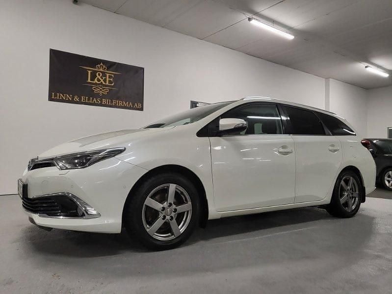 Vit Begagnad 2017 Toyota Auris Executive Kombi | 139 900 kr (Marknadspris) - Bild 1/4