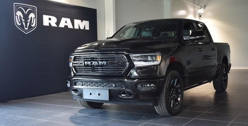 Svart Ny 2024 RAM 1500 Pickup | 879 900 kr - Bild 1/4