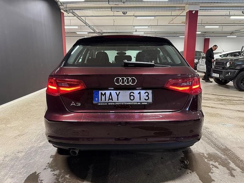 Begagnad Audi A3 Sportback Attraction 105 HK (77 kW) 2013 Röd Halvkombi