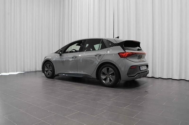 Begagnad Cupra Born 150 kW (204 HK) 2023 Ljusgrå (vapor grey) Halvkombi