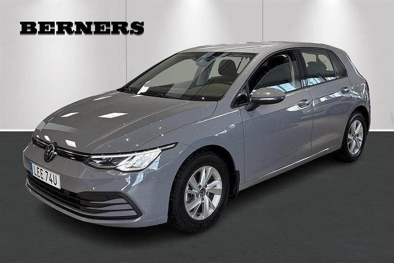 Grå Begagnad 2023 VW Golf VIII Halvkombi | 235 900 kr (Marknadspris) - Bild 1/4