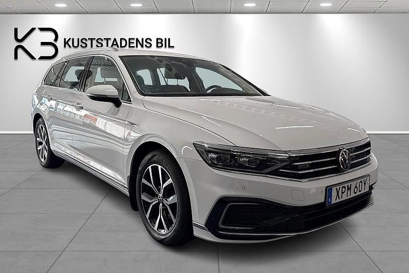 Vit Begagnad 2019 VW Passat GTE Kombi | 219 900 kr (Marknadspris) - Bild 1/4