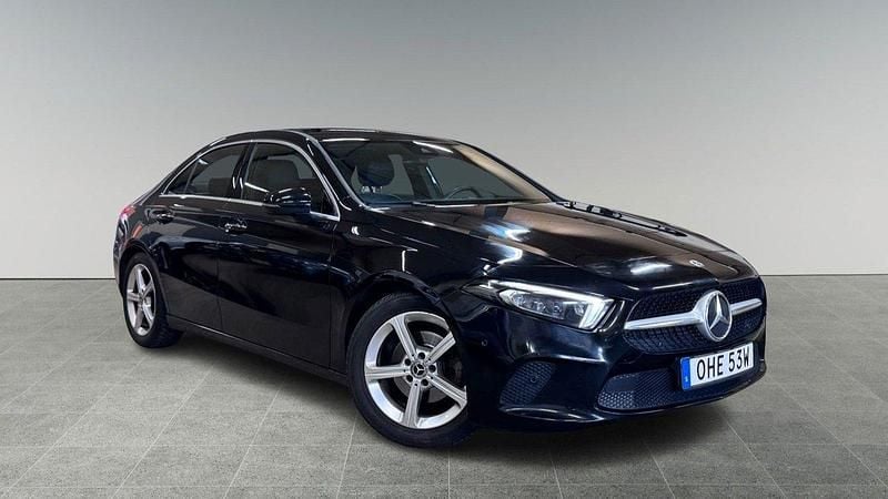 Svart Begagnad 2019 Mercedes A180 Sedan | 269 900 kr (Marknadspris) - Bild 1/4