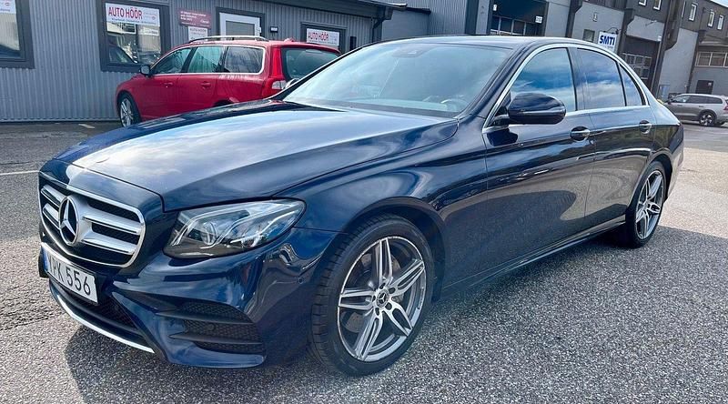 Mörkblå Begagnad 2017 Mercedes E220 AMG line Sedan | 349 000 kr (Dyr) - Bild 1/4