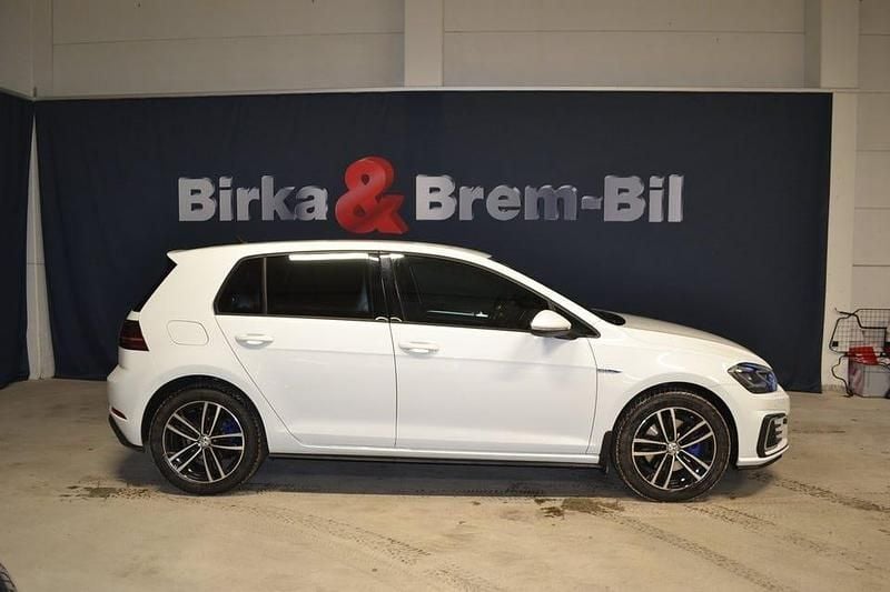 Begagnad VW Golf VIII GTE 204 HK (150 kW) 2020 Vit Halvkombi