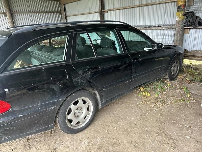 Svart Begagnad 2005 Mercedes E240 Kombi | 35 000 kr (Marknadspris) - Bild 1/3