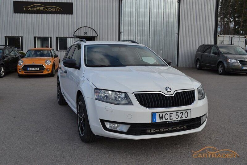 Vit Begagnad 2015 Skoda Octavia Kombi | 63 900 kr (Marknadspris) - Bild 1/4