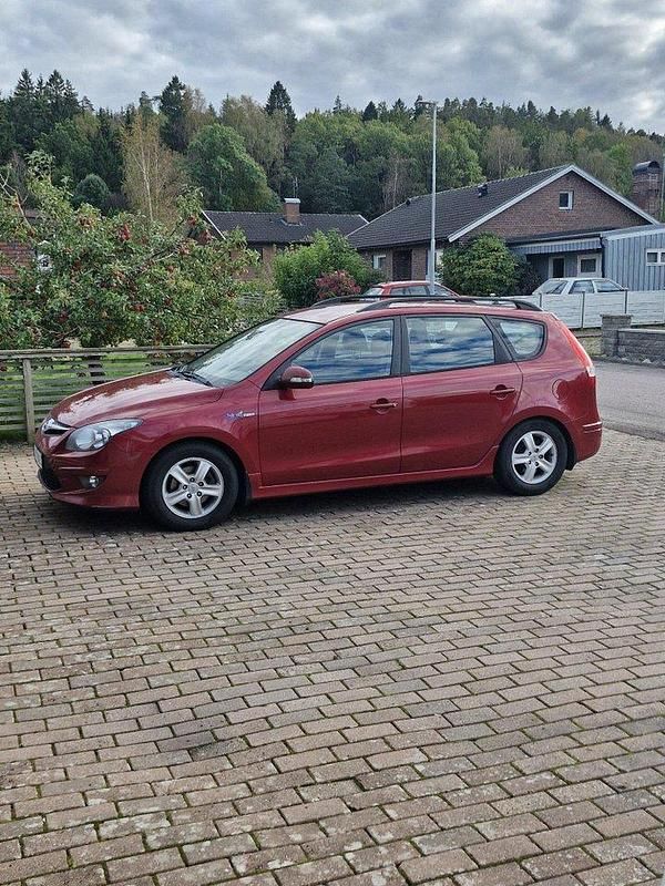 Röd Begagnad 2012 Hyundai i30 Kombi | 56 000 kr (Marknadspris) - Bild 1/4