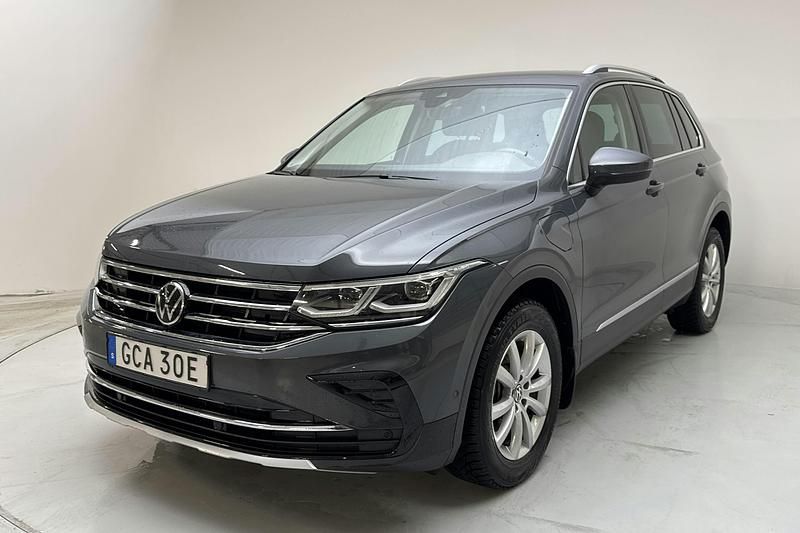 Mörkgrå Begagnad 2023 VW Tiguan SUV | 299 000 kr (Superpris) - Bild 1/4