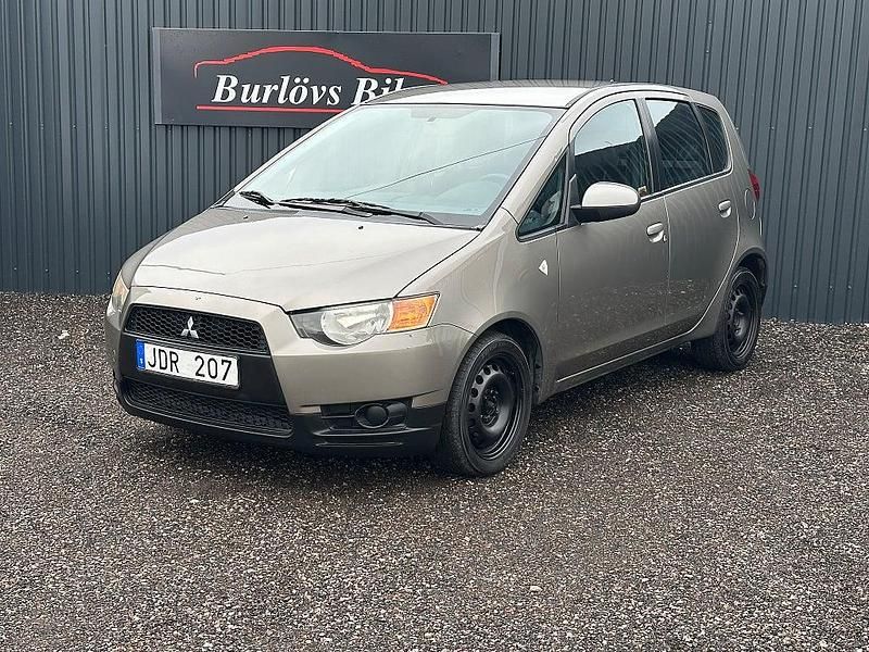 Grå Begagnad 2008 Mitsubishi Colt Halvkombi | 32 800 kr (Marknadspris) - Bild 1/4
