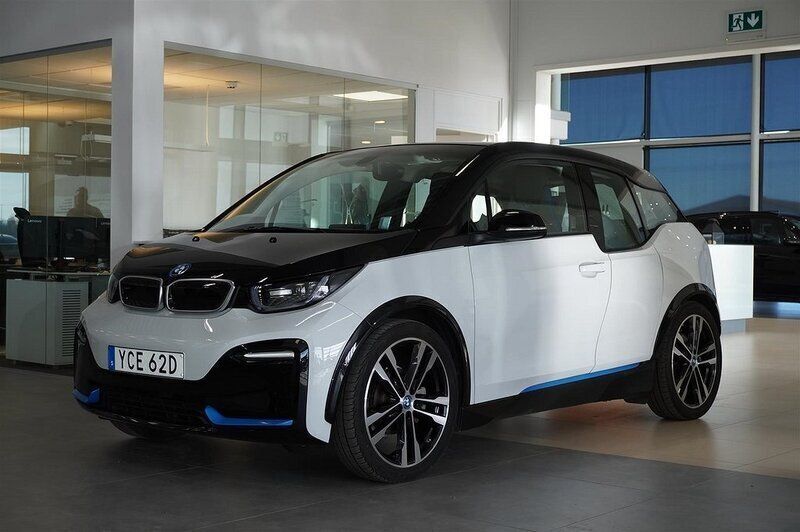 Vit Begagnad 2022 BMW i3 Halvkombi | 239 500 kr (Marknadspris) - Bild 1/4