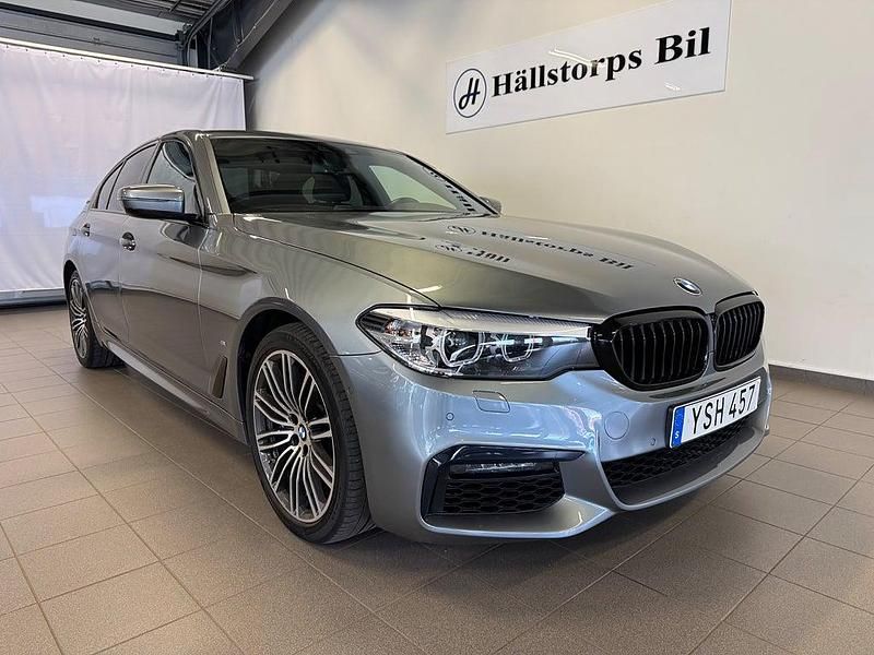 Blå Begagnad 2019 BMW 530e iPerformance Sedan | 289 900 kr (Lite dyr) - Bild 1/4
