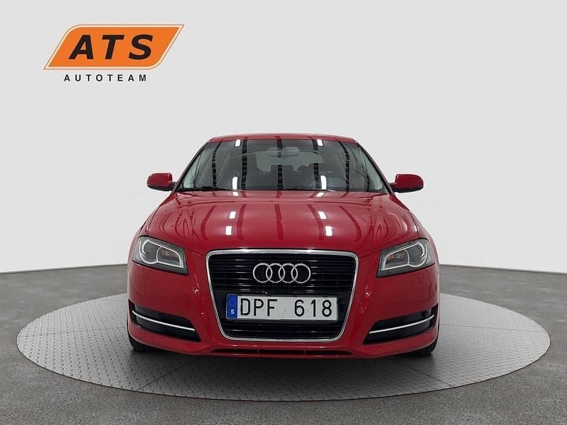 Röd Begagnad 2012 Audi A3 Sportback Attraction Halvkombi | 89 900 kr (Marknadspris) - Bild 1/4