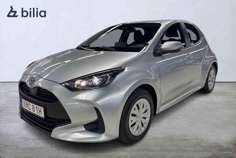 Silver Begagnad 2025 Toyota Yaris Hybrid Life Halvkombi | 239 900 kr (Bra pris) - Bild 1/1
