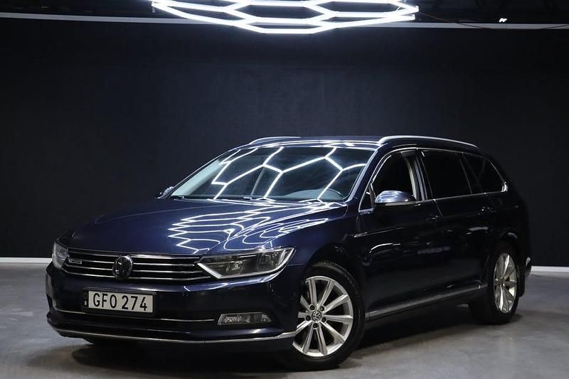 Mörkblå (blå) Begagnad 2016 VW Passat Kombi | 159 900 kr (Marknadspris) - Bild 1/4