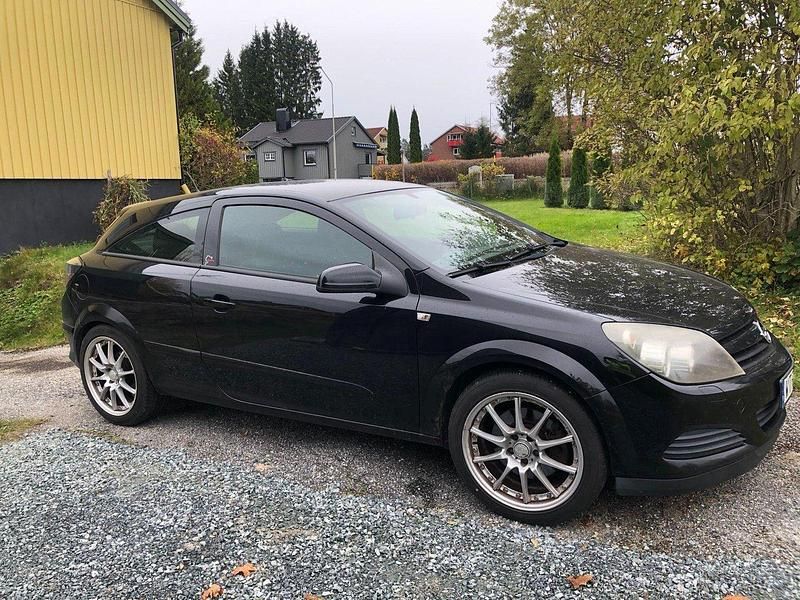 Svart Begagnad 2005 Opel Astra GTC Halvkombi | 8 000 kr - Bild 1/4