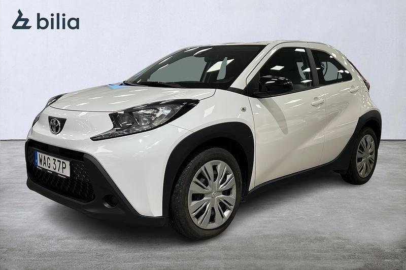 Vit Begagnad 2023 Toyota Aygo X Play SUV | 159 900 kr (Marknadspris) - Bild 1/3