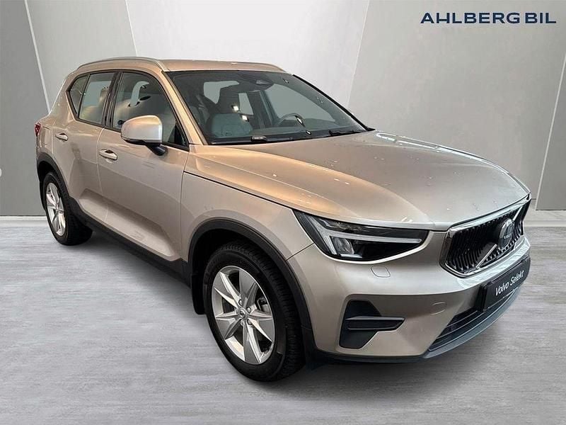 Ljusgrå (grå) Begagnad 2023 Volvo XC40 Core SUV | 359 500 kr (Marknadspris) - Bild 1/3