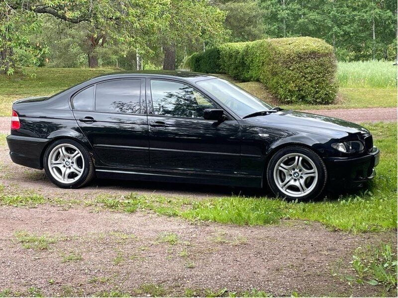 Svart Begagnad 2002 BMW 325 M Sport Sedan | 65 000 kr - Bild 1/4