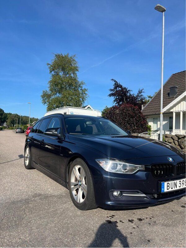 Blå Begagnad 2013 BMW 320 Sport Line Kombi | 119 000 kr (Marknadspris) - Bild 1/4