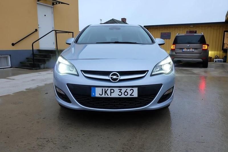 Grå Begagnad 2015 Opel Astra drive Halvkombi | 74 900 kr (Marknadspris) - Bild 1/4