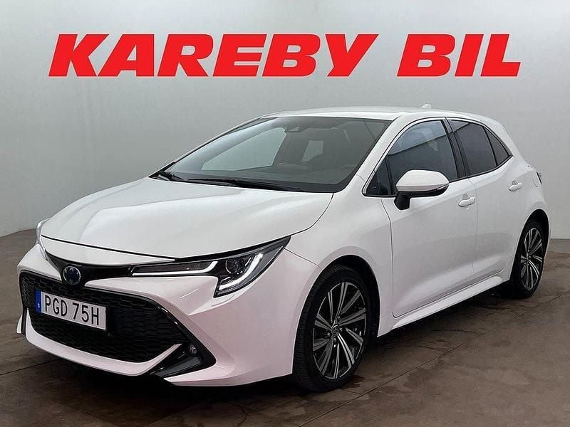 Vit Begagnad 2022 Toyota Corolla Hybrid Style Halvkombi | 223 800 kr (Bra pris) - Bild 1/4