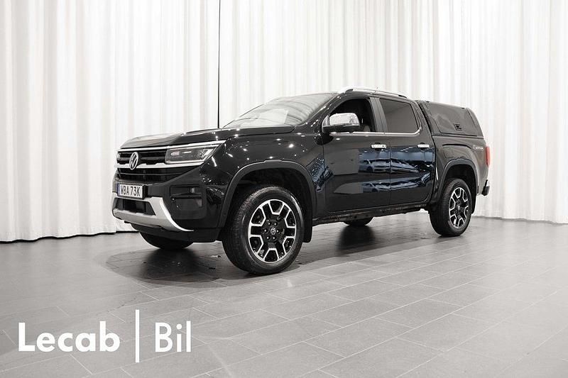 Svart (midnight black metallic) Begagnad 2023 VW Amarok Pickup | 629 500 kr (Bra pris) - Bild 1/4