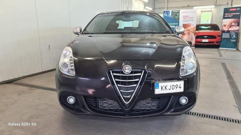 Begagnad Alfa Romeo Giulietta Exclusive 176 HK (129 kW) 2014 Svart Halvkombi