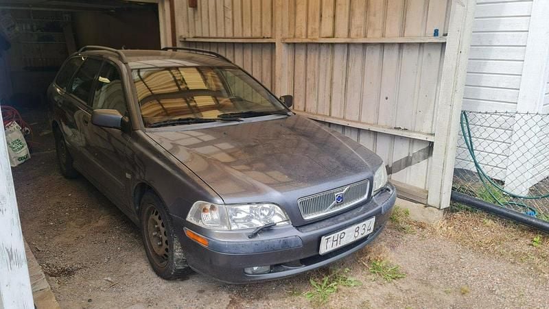Grå Begagnad 2002 Volvo V40 Kombi | 12 000 kr (Superpris) - Bild 1/3