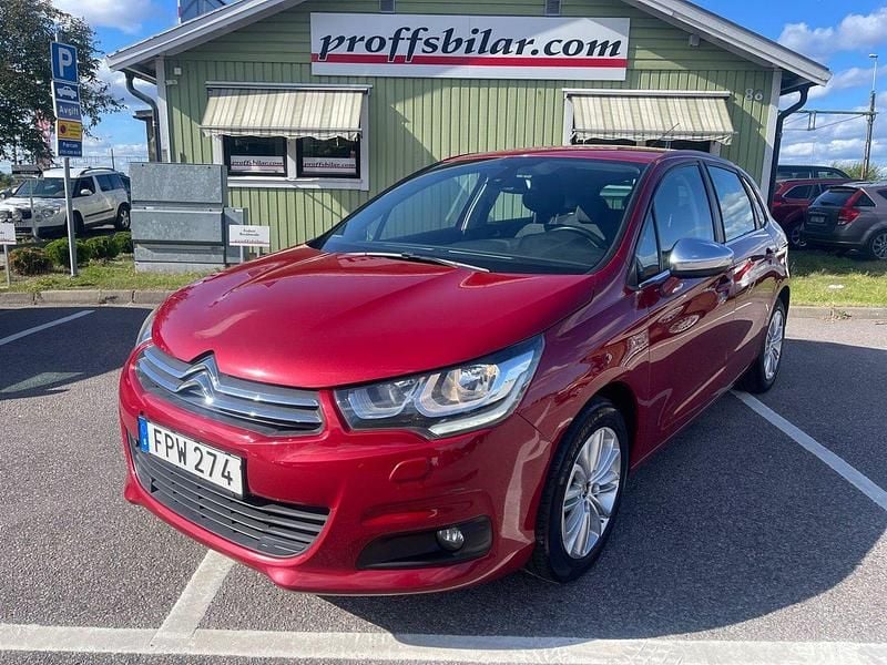 Röd Begagnad 2016 Citroën C4 Halvkombi | 89 900 kr (Marknadspris) - Bild 1/4