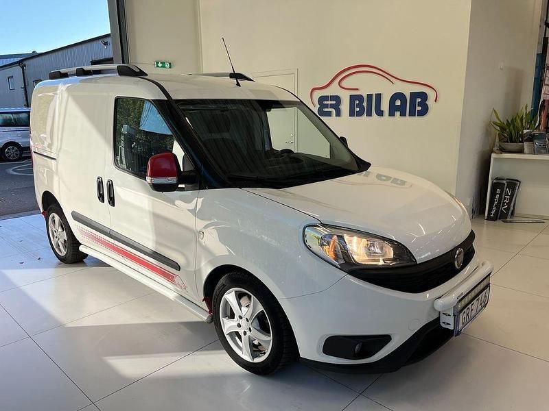 Vit Begagnad 2015 Fiat Doblò Minibuss | 79 900 kr - Bild 1/4