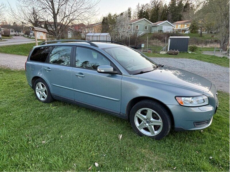 Blå Begagnad 2008 Volvo V50 Kombi | 14 000 kr (Superpris) - Bild 1/3