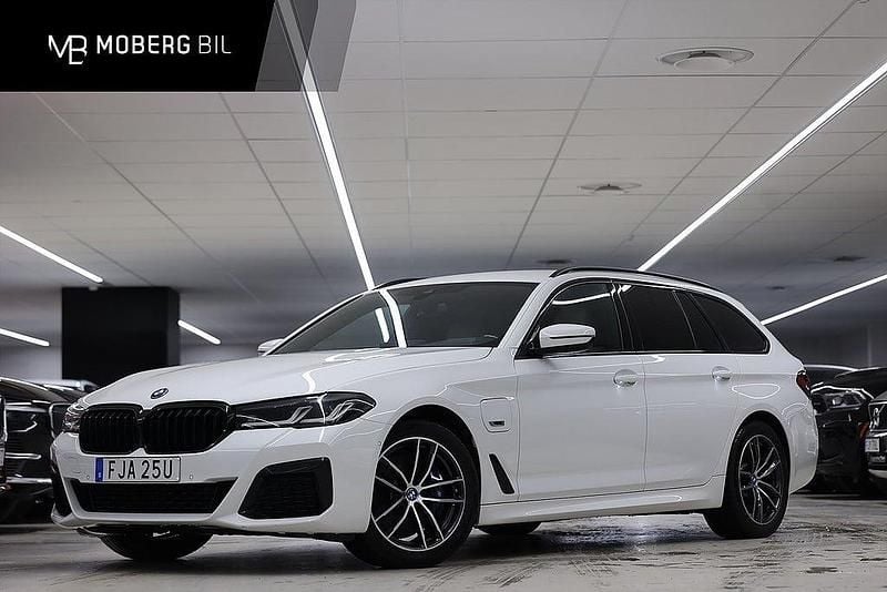 Vit Begagnad 2023 BMW 530e Shadowline Kombi | 339 900 kr (Bra pris) - Bild 1/2