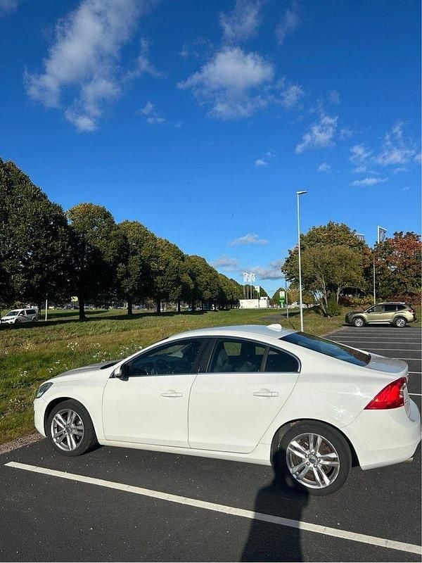 Vit Begagnad 2011 Volvo S60 Momentum Sedan | 90 000 kr (Superpris) - Bild 1/4