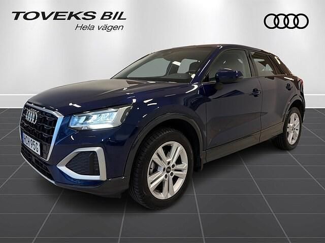 Navarrablå metallic Begagnad 2024 Audi Q2 Advanced Plus SUV | 294 900 kr (Marknadspris) - Bild 1/4
