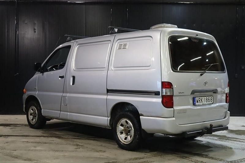 Begagnad Toyota HiAce 128 HK (94 kW) 2005 Silver Van