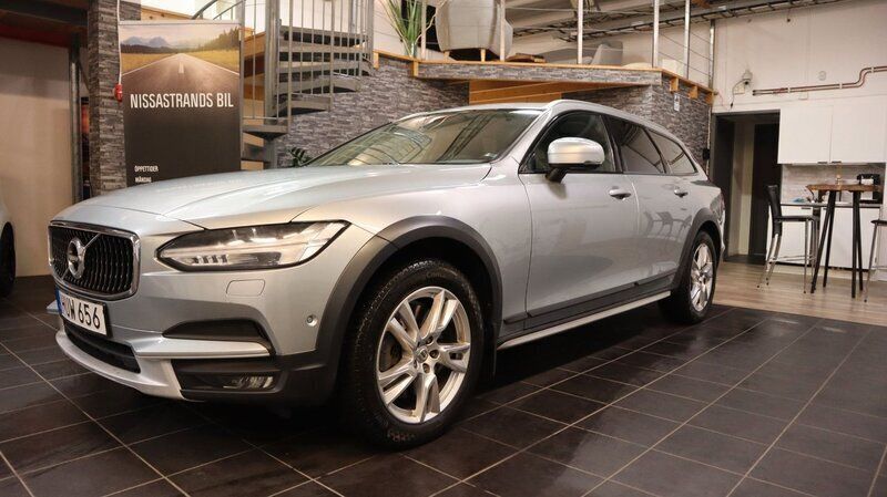 Silver Begagnad 2017 Volvo V90 CC Inscription Kombi | 314 900 kr (Bra pris) - Bild 1/4