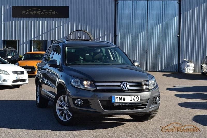 Mörkgrå (grå) Begagnad 2013 VW Tiguan Sport SUV | 79 900 kr (Bra pris) - Bild 1/4