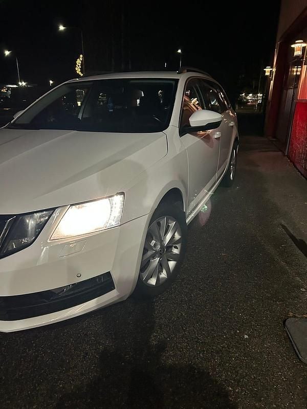 Begagnad 2019 Skoda Octavia Kombi | 92 000 kr (Marknadspris) - Bild 1/4