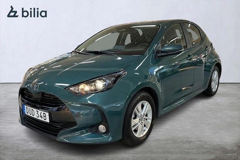 Grön Begagnad 2025 Toyota Yaris Hybrid Active Halvkombi | 249 000 kr (Marknadspris) - Bild 1/4