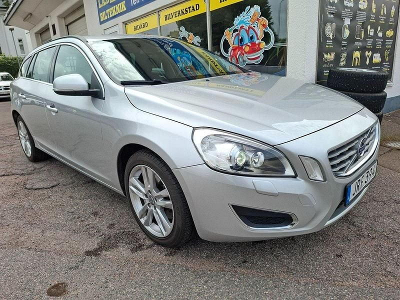 Silver Begagnad 2010 Volvo V60 Momentum Kombi | 98 900 kr (Bra pris) - Bild 1/4