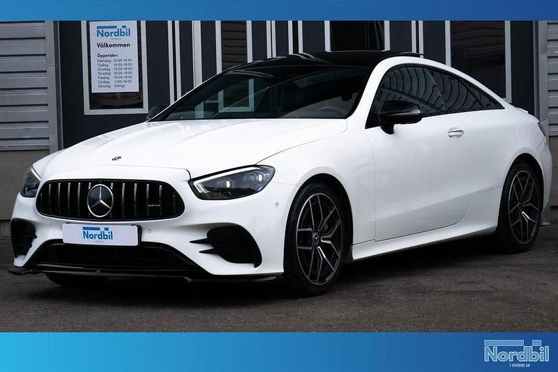 Vit Begagnad 2021 Mercedes E300 AMG Sportkupé | 459 900 kr (Lite dyr) - Bild 1/4