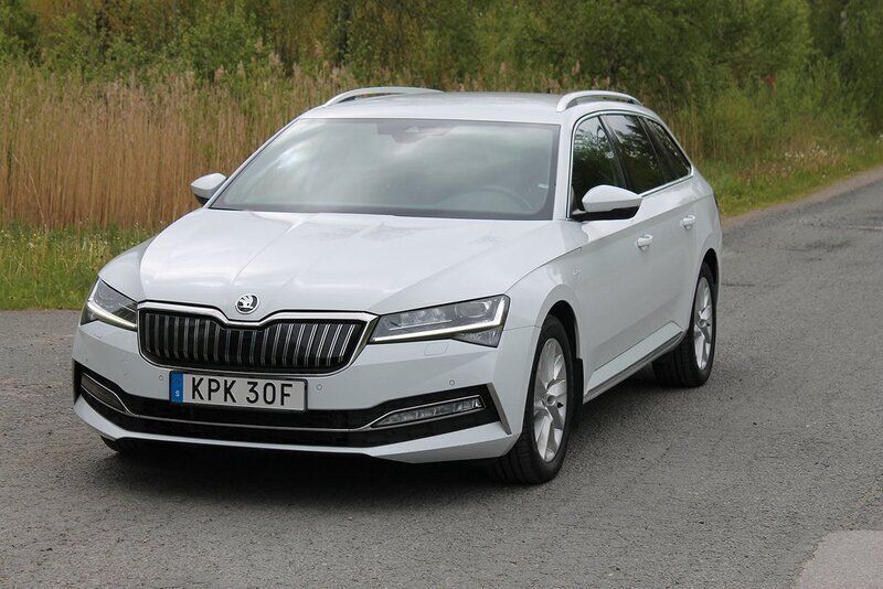 Vit Begagnad 2019 Skoda Superb Business Line Kombi | 188 000 kr (Lite dyr) - Bild 1/4