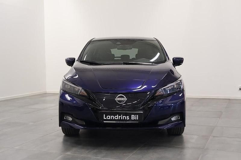 Begagnad Nissan Leaf 360º 110 kW (150 HK) 2022 Mörkblå Halvkombi
