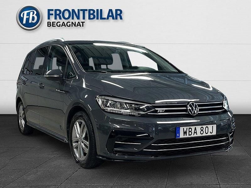 Grå Begagnad 2022 VW Touran R-line Minibuss | 339 900 kr (Marknadspris) - Bild 1/3