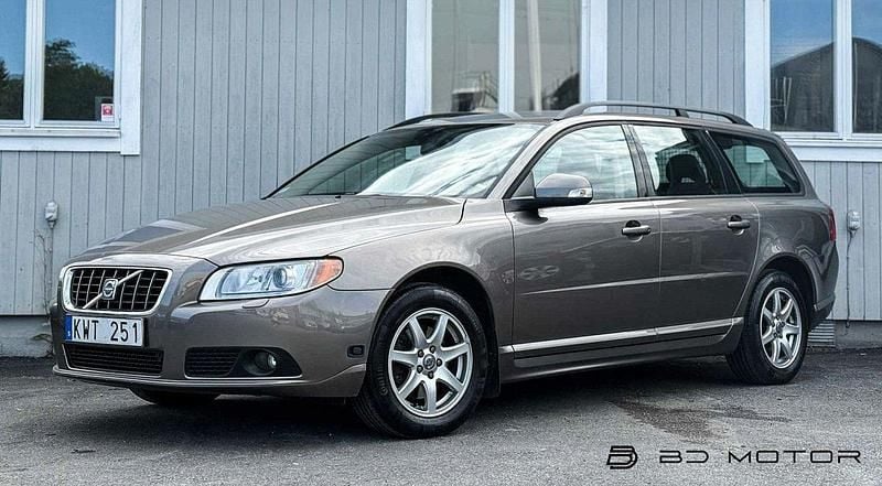 Grå Begagnad 2009 Volvo V70 Momentum Kombi | 69 900 kr (Marknadspris) - Bild 1/4