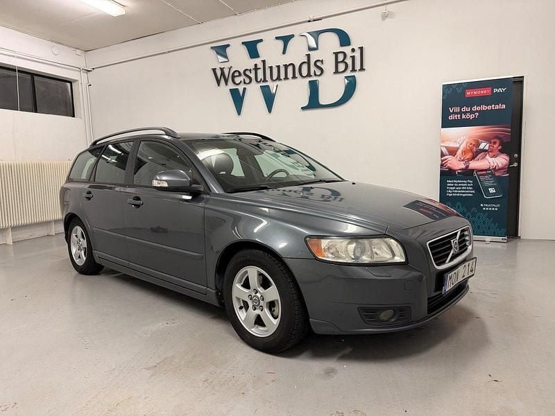 Grå Begagnad 2009 Volvo V50 Momentum Kombi | 69 900 kr (Lite dyr) - Bild 1/4