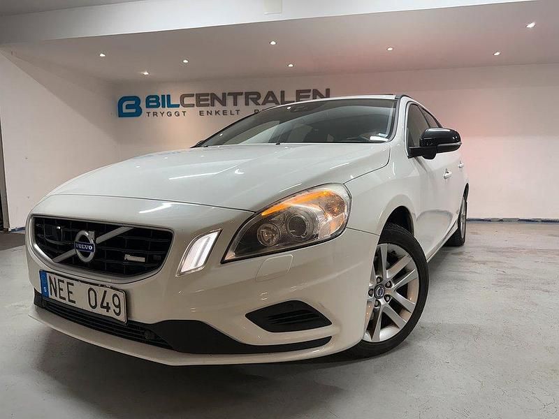 Vit Begagnad 2012 Volvo V60 R-Design Kombi | 124 900 kr (Dyr) - Bild 1/4